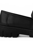 Vista trasera de tacón bajo 4cm en mocasín negro para mujer con herraje de adorno y punta redondo