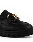 Vista a detalle de punta redonda en mocasín negro para mujer con herraje y costuras visibles