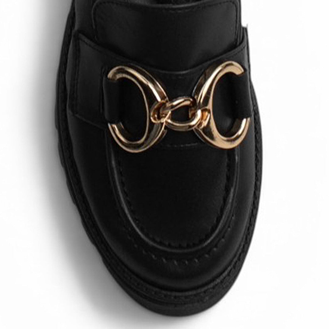 Vista de material cabra sintético en mocasín negro para mujer con herraje, punta redonda y tacón bajo de 4cm
