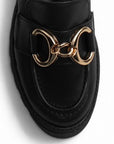 Vista de material cabra sintético en mocasín negro para mujer con herraje, punta redonda y tacón bajo de 4cm
