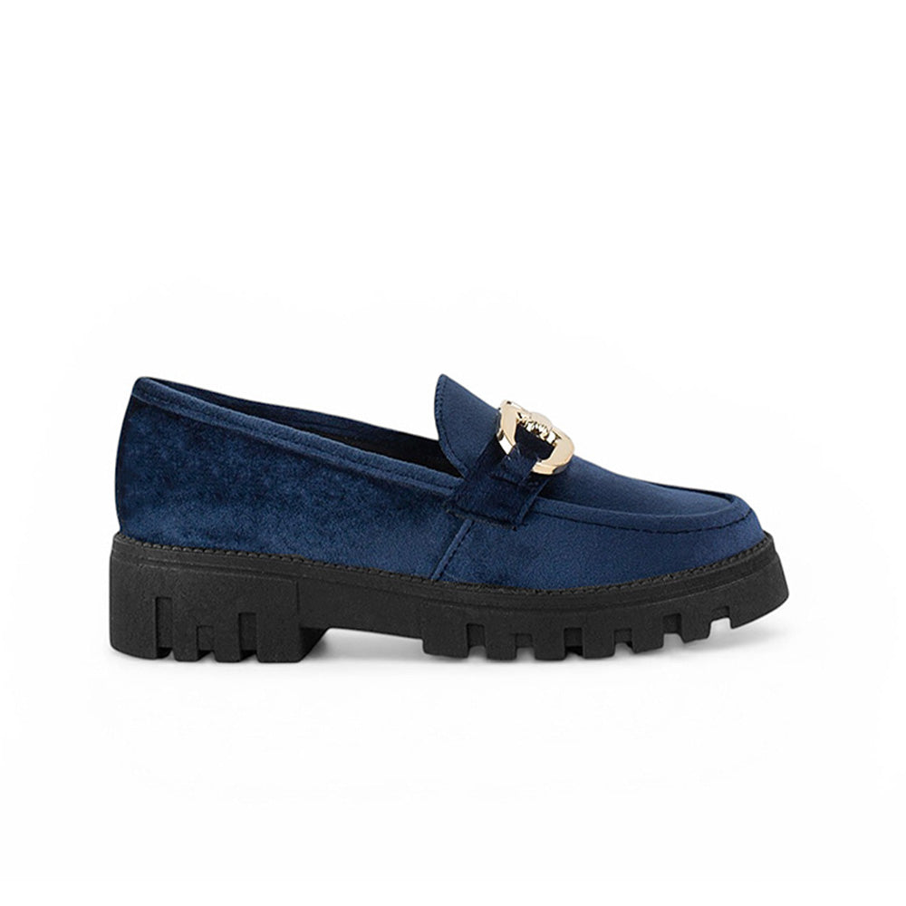 Vista lateral de mocasín azul para mujer con herraje, costura y tacón ancho bajo de 4cm, de suela chunky