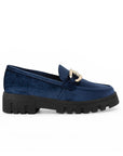 Vista lateral de mocasín azul para mujer con herraje, costura y tacón ancho bajo de 4cm, de suela chunky