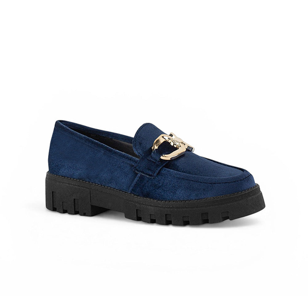 Vista diagonal de mocasín azul para mujer con herraje, costura y tacón ancho bajo de 4cm