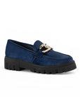 Vista diagonal de mocasín azul para mujer con herraje, costura y tacón ancho bajo de 4cm