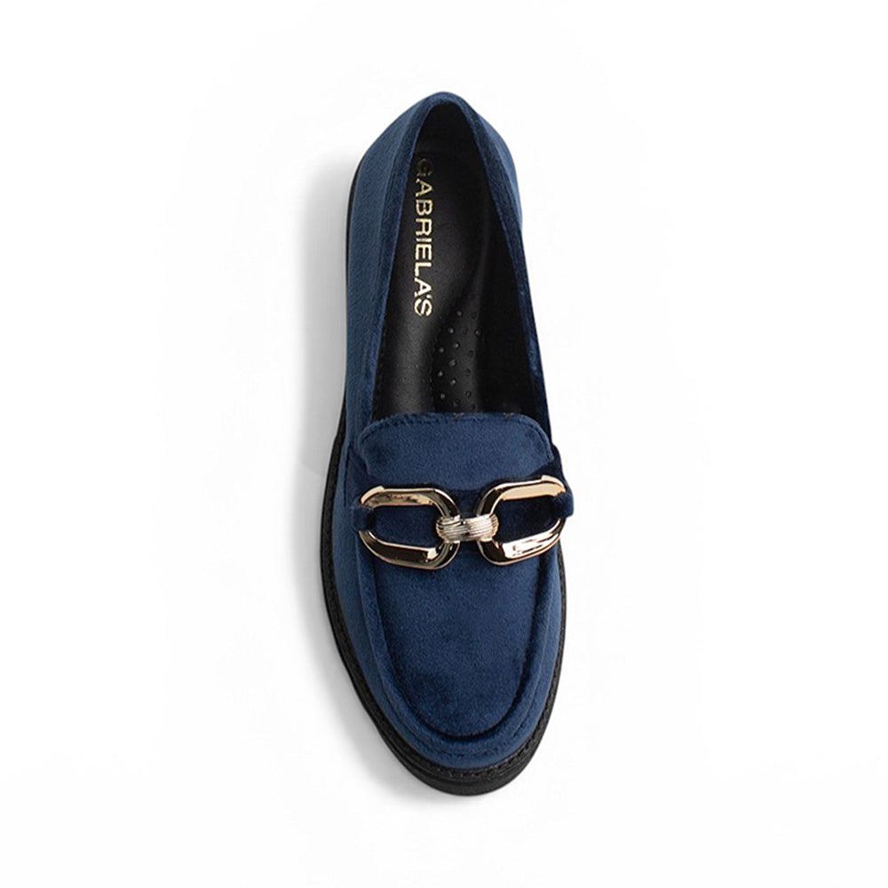 Vista superior de mocasín azul para mujer con costuras, herraje y suela truck de meter