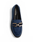 Vista superior de mocasín azul para mujer con costuras, herraje y suela truck de meter