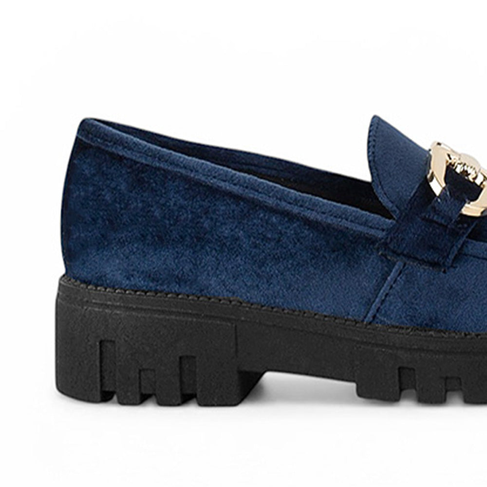 Vista trasera de tacón ancho bajo de 4cm en mocasín azul para mujer con herraje y suela truck