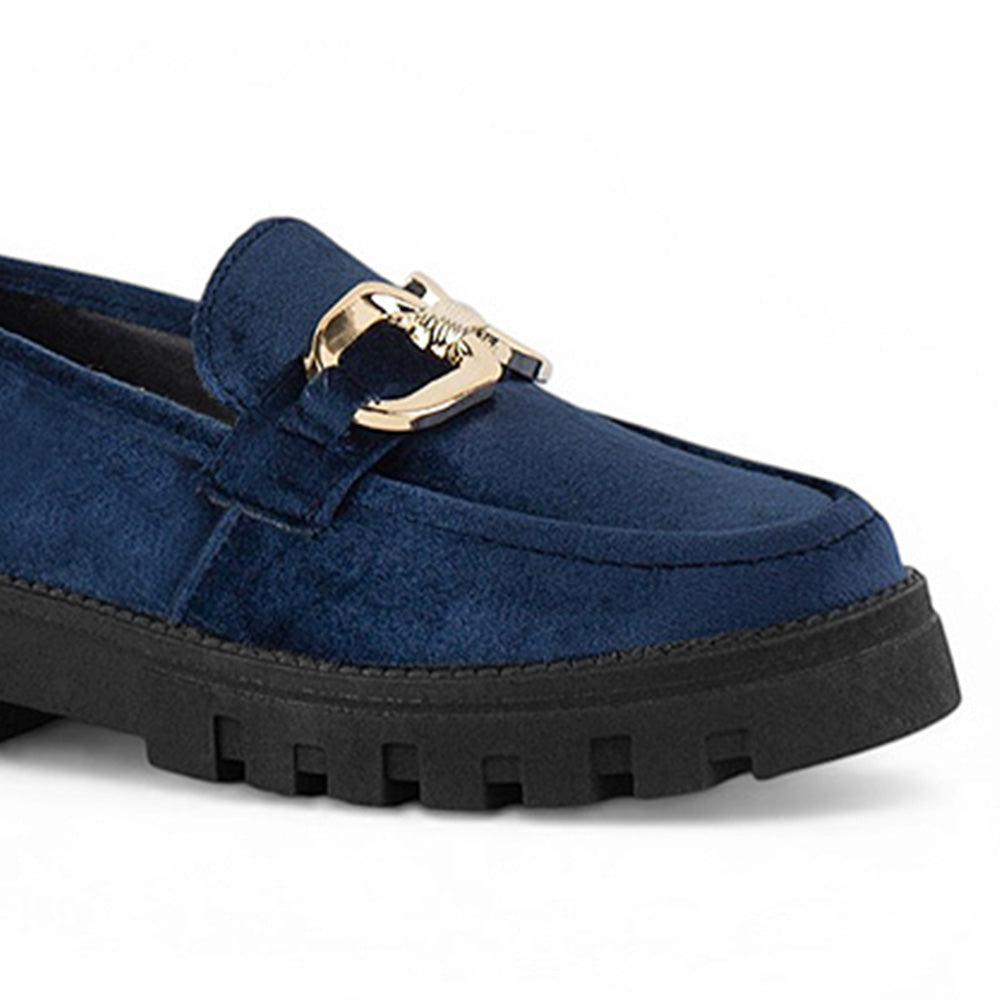 Vista de punta redonda en mocasín azul para mujer con herraje y suela truck de tacón bajo 4cm