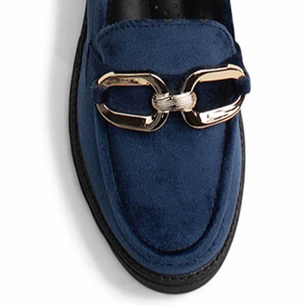 Vista de material sintético en mocasín azul para mujer con herraje, costura al frente, suela truck y tacon bajo ancho de 4cm