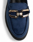 Vista de material sintético en mocasín azul para mujer con herraje, costura al frente, suela truck y tacon bajo ancho de 4cm
