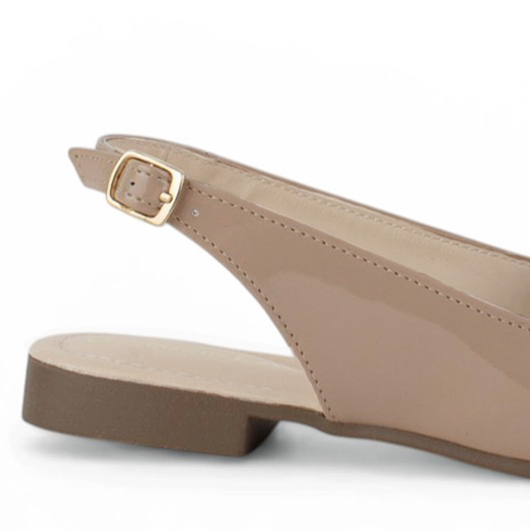 Vista trasera del flat nude de piso con pulsera ajustable para dama de charol