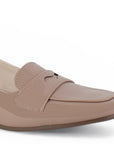 Detalle del material charol en flat nude de piso con tira decorativa y pulsera ajustable para dama 
