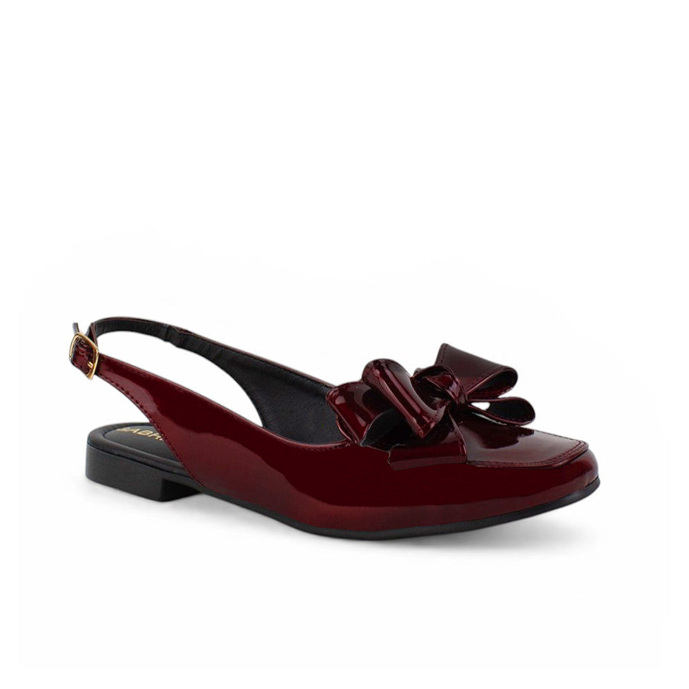 Vista diagonal de flat vino para dama con moño en el empeine y pulsera ajustable 