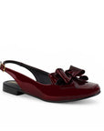 Vista diagonal de flat vino para dama con moño en el empeine y pulsera ajustable 