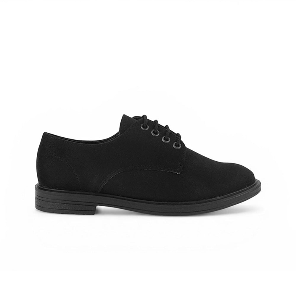 Vista lateral de mocasín negro para mujer con agujetas y tacón bajo de 3cm de punta fina 