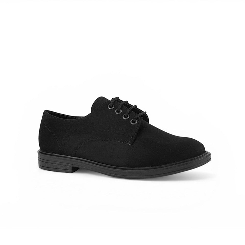 Vista diagonal de mocasín negro para mujer con agujetas, punta fina y tacón bajo de 3cm