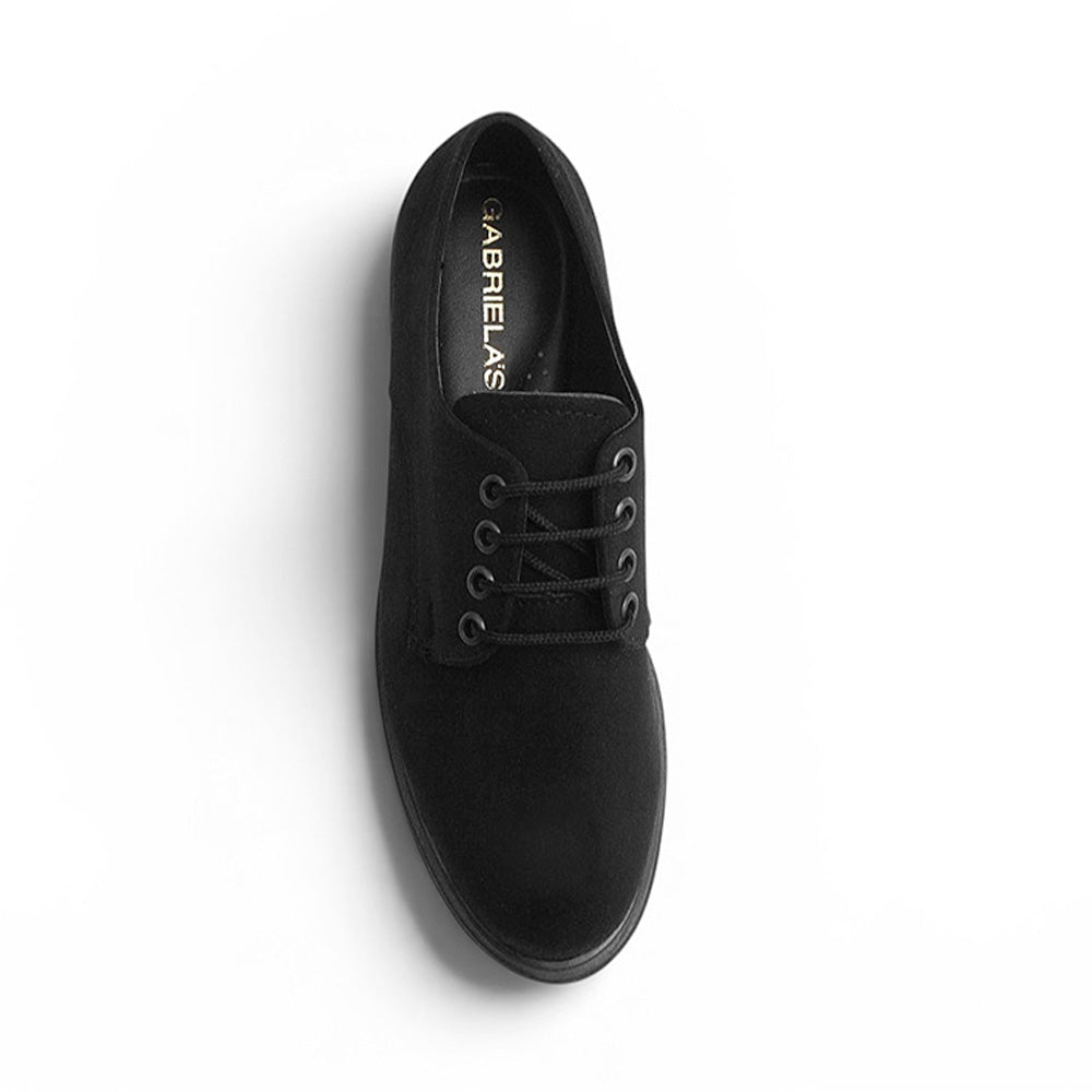 Vista superior de mocasín negro para mujer con agujetas, punta fina y tacón bajo de 3cm