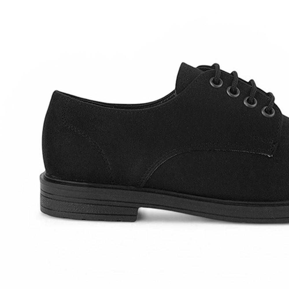 Vista trasera de tacón bajo 3cm en mocasín negro para mujer con agujetas 