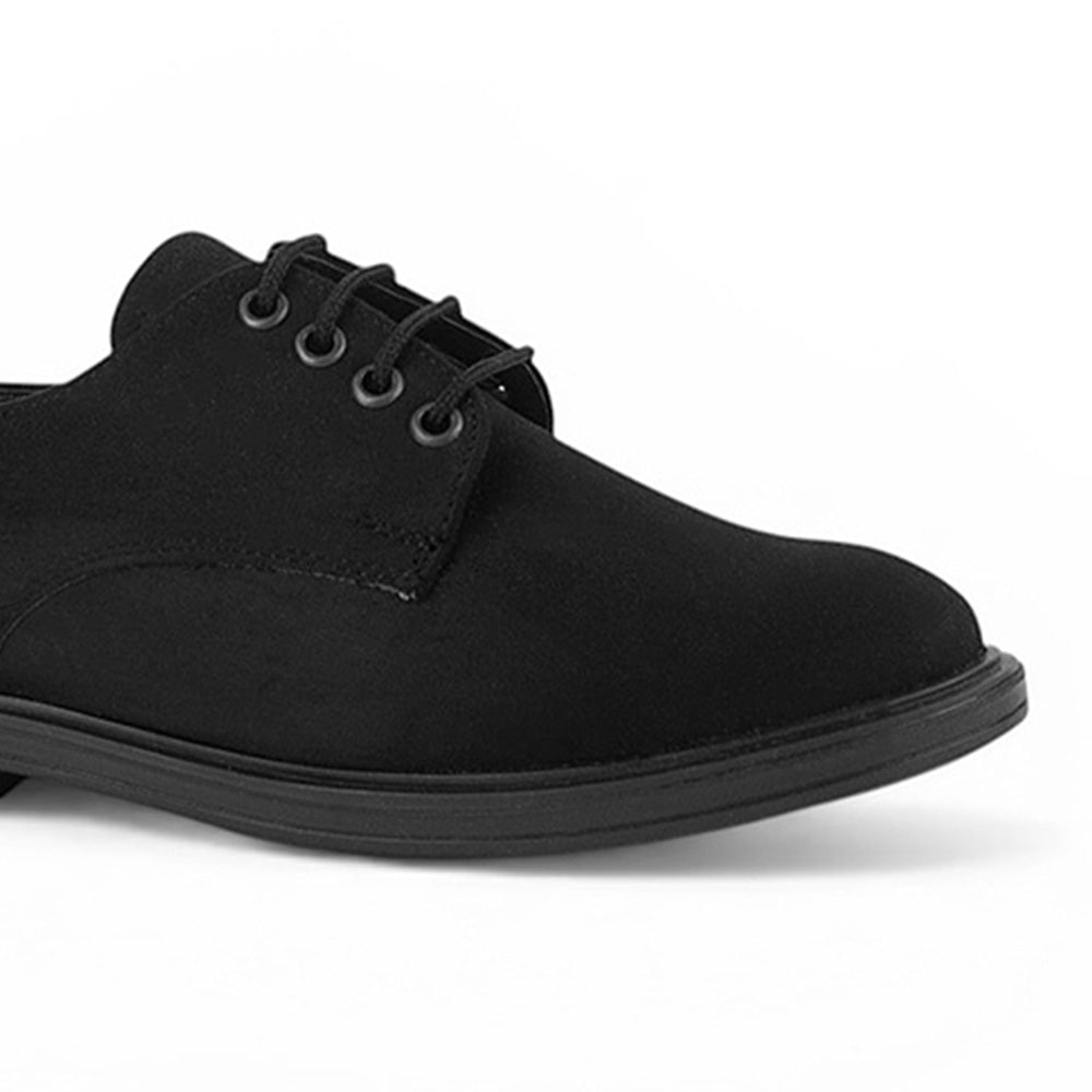Vista a detalle de punta fina en mocasín negro para mujer con agujetas y tacón bajo de 4cm