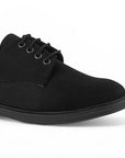 Vista a detalle de punta fina en mocasín negro para mujer con agujetas y tacón bajo de 4cm