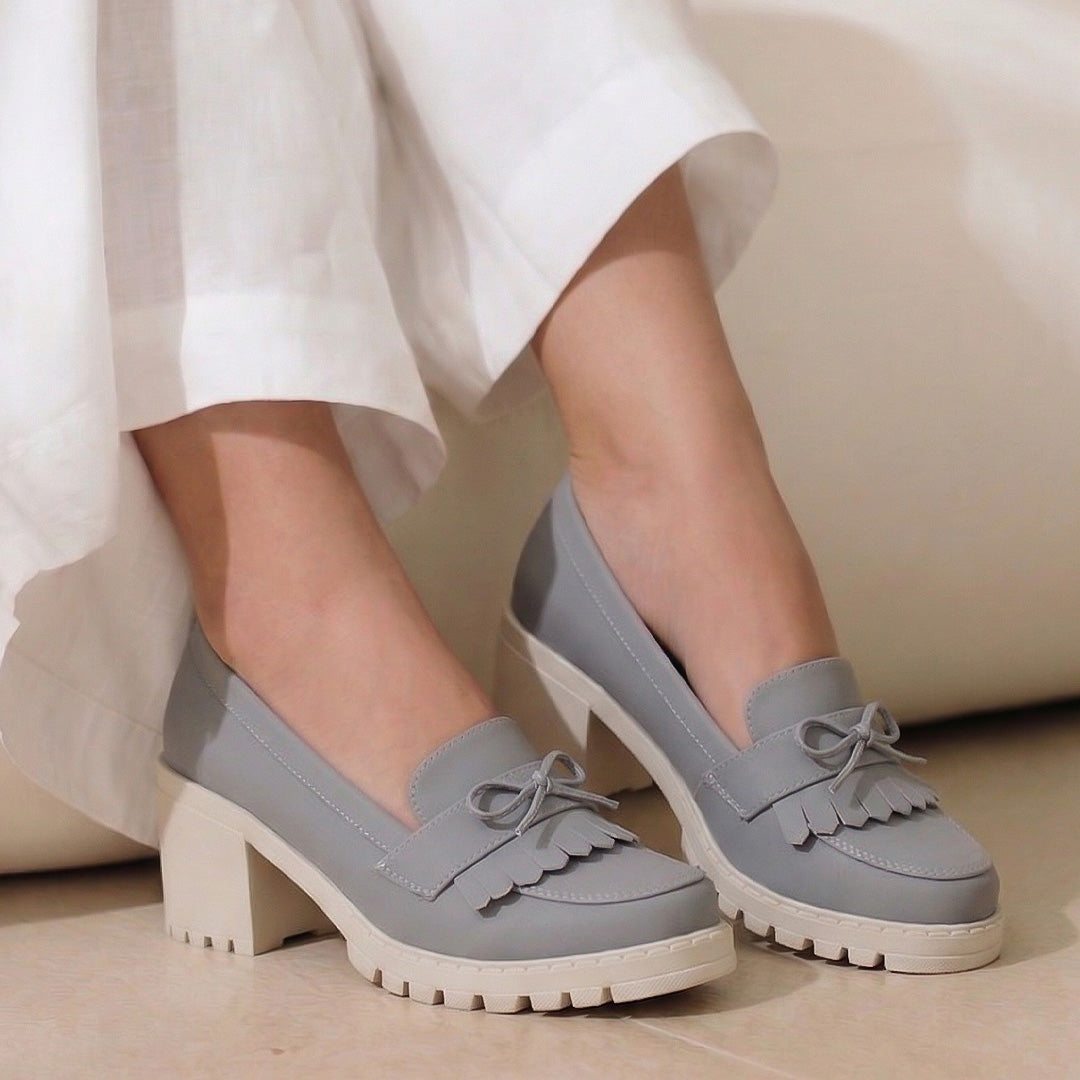 Mocasines grises para dama con detalles al frente de plataforma y tacón medio 8 cm 