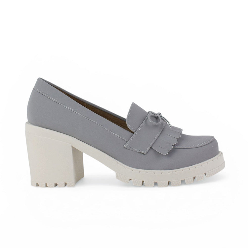 Vista lateral de mocasín gris con  detalles laterales, plataforma y tacón medio 8 cm para dama  