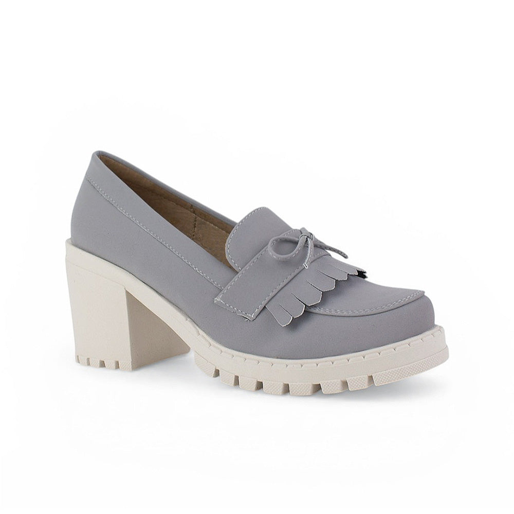 Vista diagonal del mocasín gris con detalles al frente y tacón medio 8 cm para dama 