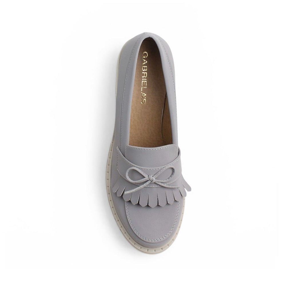 Vista superior de mocasín gris para dama con detalles al frente, plataforma y tacón medio 8cm 