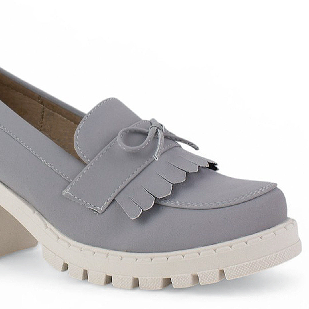 Detalle del material buck de mocasín gris para dama con detalles al frente, plataforma y tacón medio 8 cm