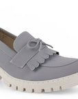 Detalle del material buck de mocasín gris para dama con detalles al frente, plataforma y tacón medio 8 cm