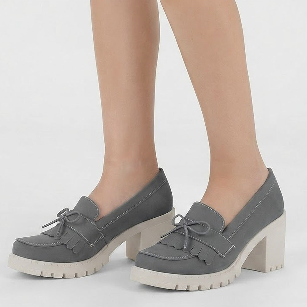 Mocasines grises para dama con detalles al frente de plataforma y tacón medio 8 cm 