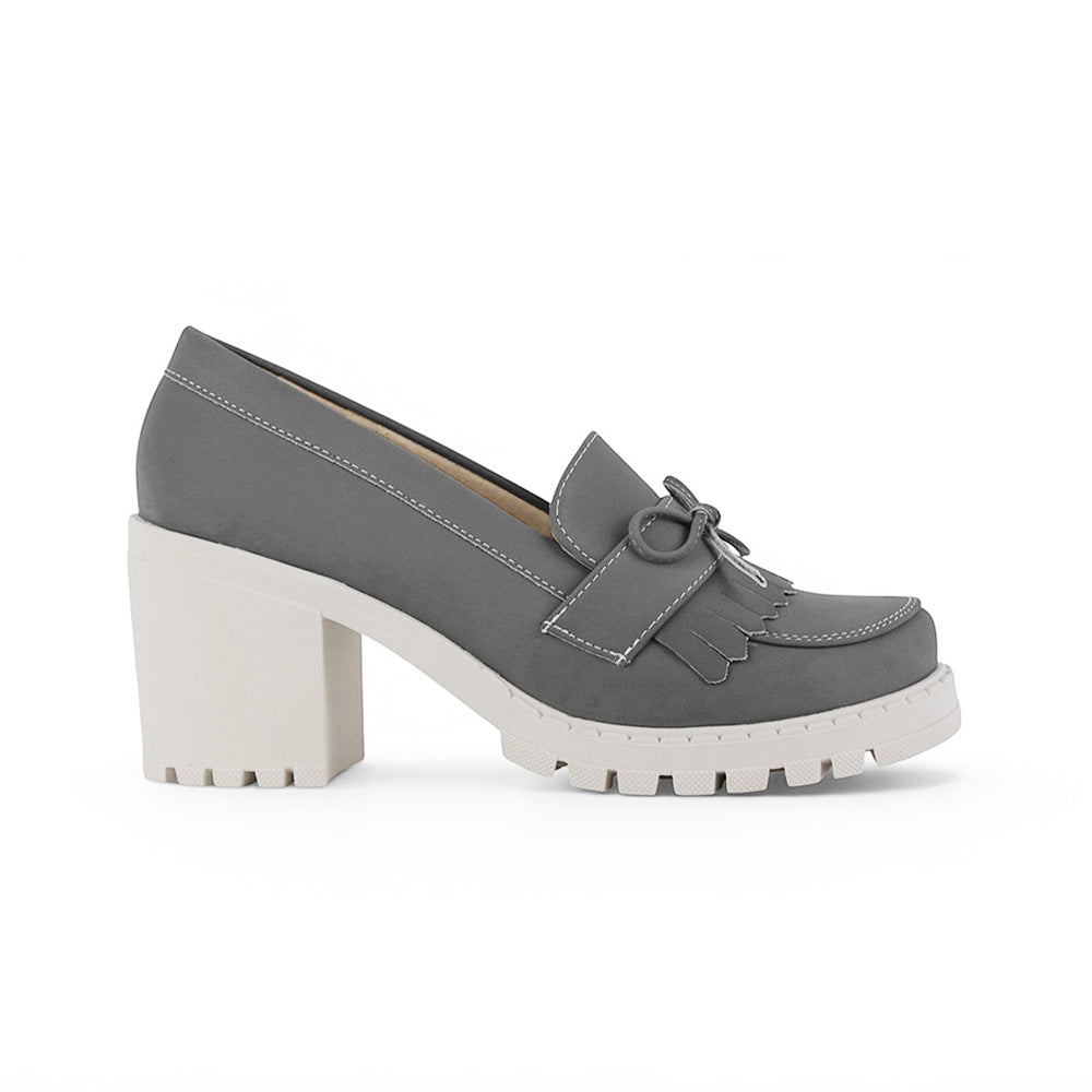 Vista lateral de mocasín gris con  detalles laterales, plataforma y tacón medio 8 cm para dama  