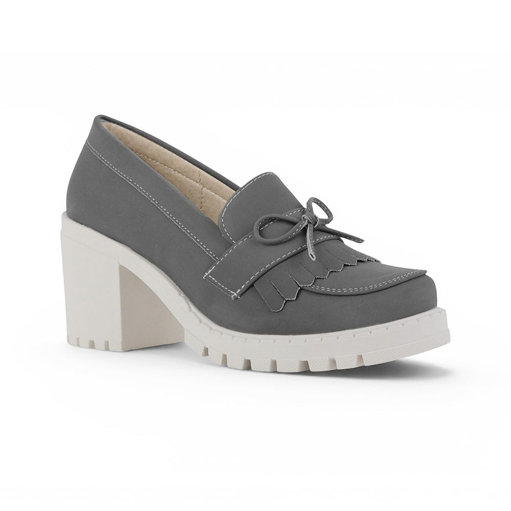 Vista diagonal del mocasín gris con detalles al frente y tacón medio 8 cm para dama 