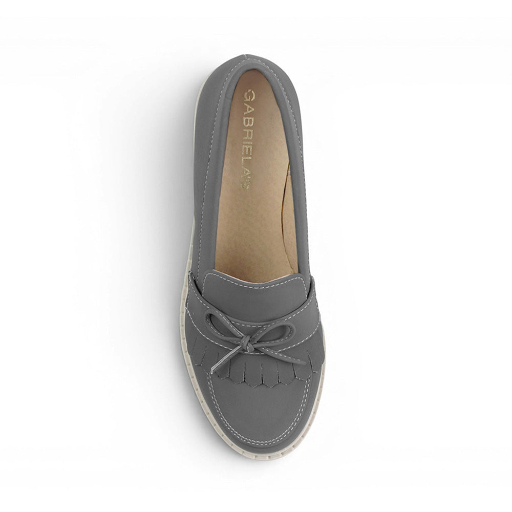 Vista superior de mocasín gris para dama con detalles al frente, plataforma y tacón medio 8cm 