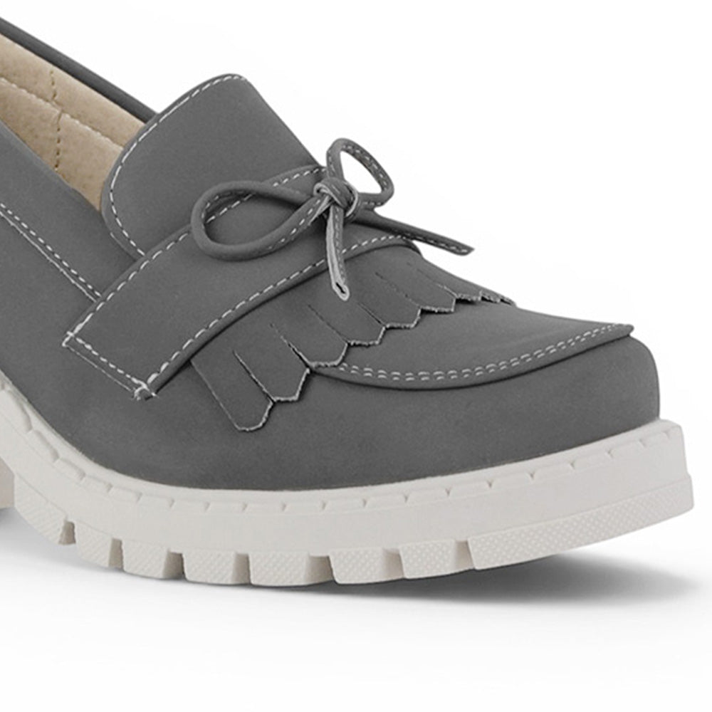 Detalle del material buck de mocasín gris para dama con detalles al frente, plataforma y tacón medio 8 cm.