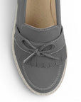 Vista del detalle en moño y flecos del mocasín gris para dama con tacón medio 8 cm 
