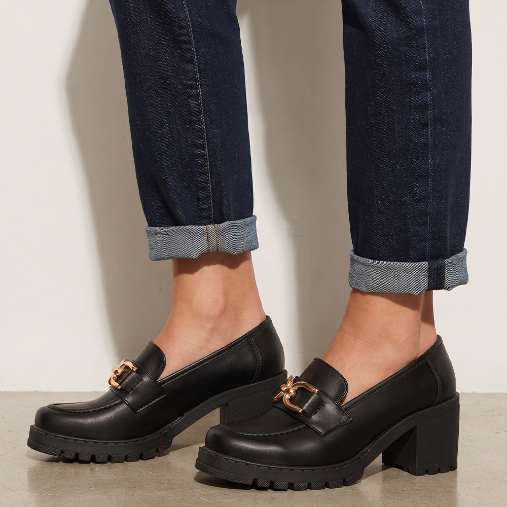 Mocasines negros de punta redonda con herraje decorativo, suela chunky tipo track y tacón grueso tamaño medio 8cm para dama 