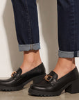 Mocasines negros de punta redonda con herraje decorativo, suela chunky tipo track y tacón grueso tamaño medio 8cm para dama 