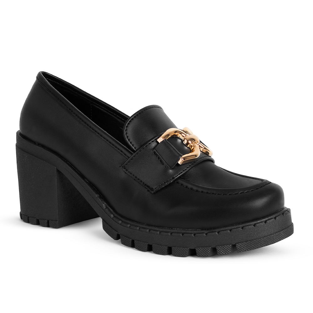 Vista diagonal del mocasín negro para dama con punta redonda herraje decorativo y tacón grueso tamaño medio 8cm 