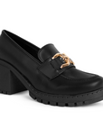 Vista diagonal del mocasín negro para dama con punta redonda herraje decorativo y tacón grueso tamaño medio 8cm 