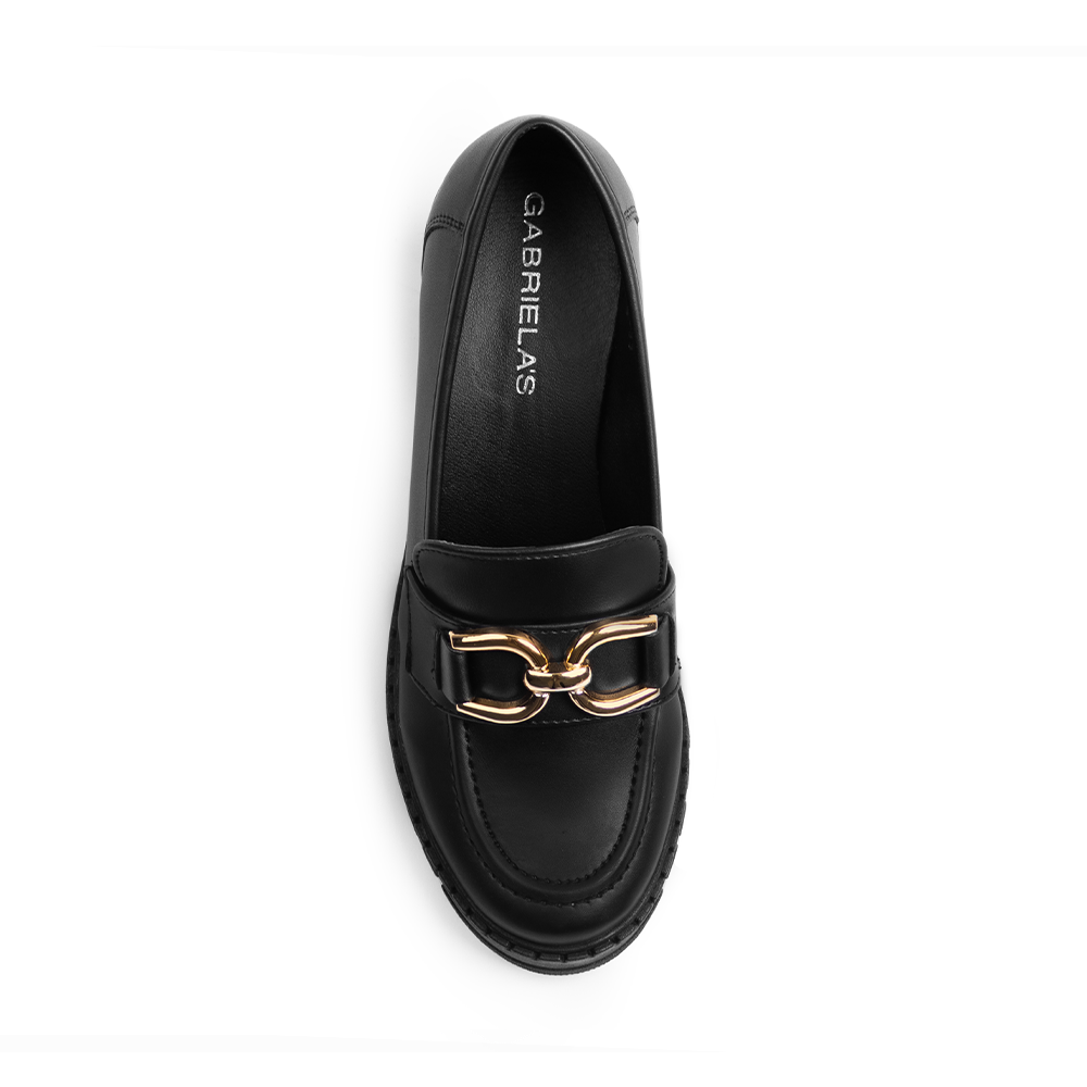 Vista superior del mocasín negro con herraje decorativo punta redonda y suela tipo chunky de tacón medio 8cm 