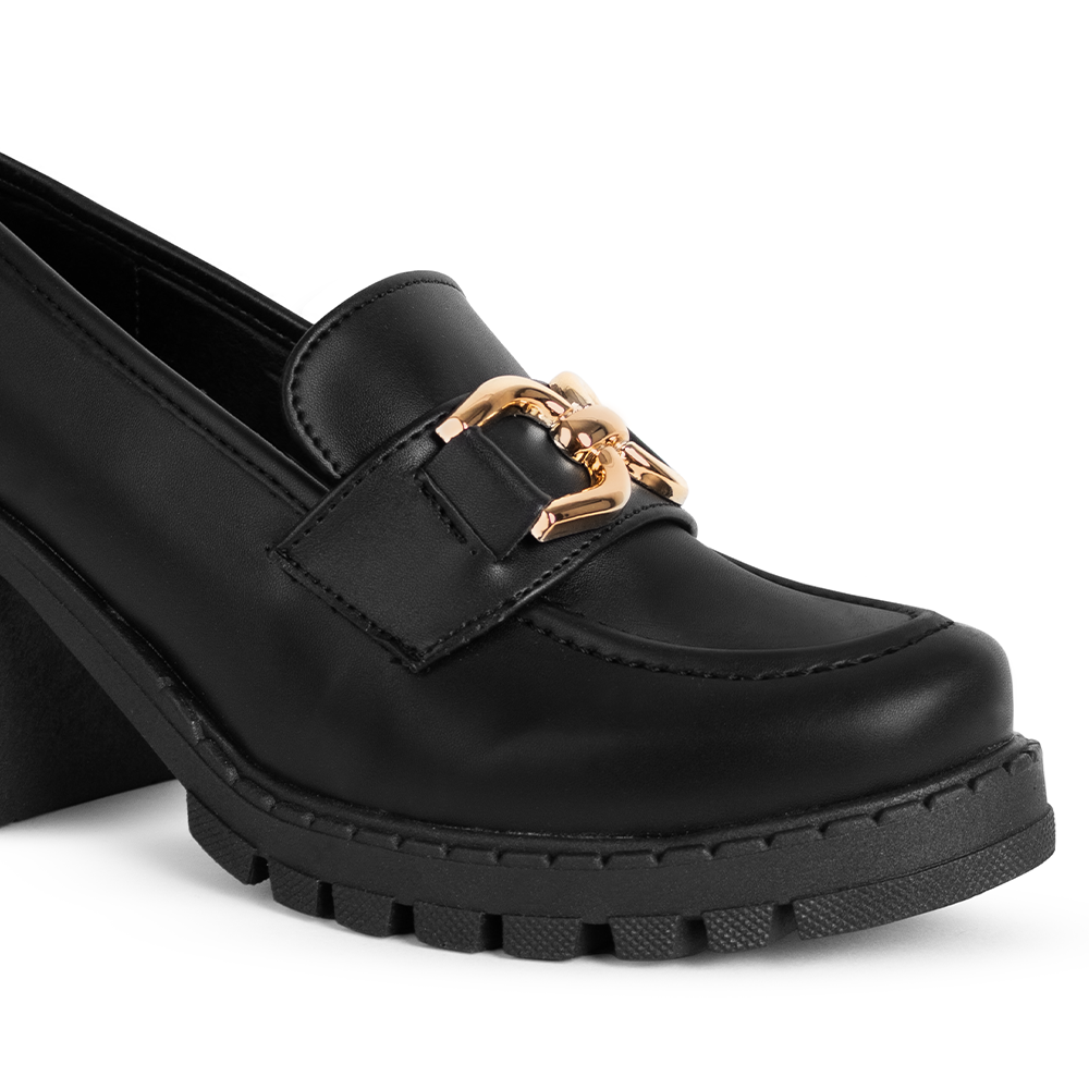 Detalle del material cabra sintético en el mocasín negro con punta redonda y herraje decorativo para dama  