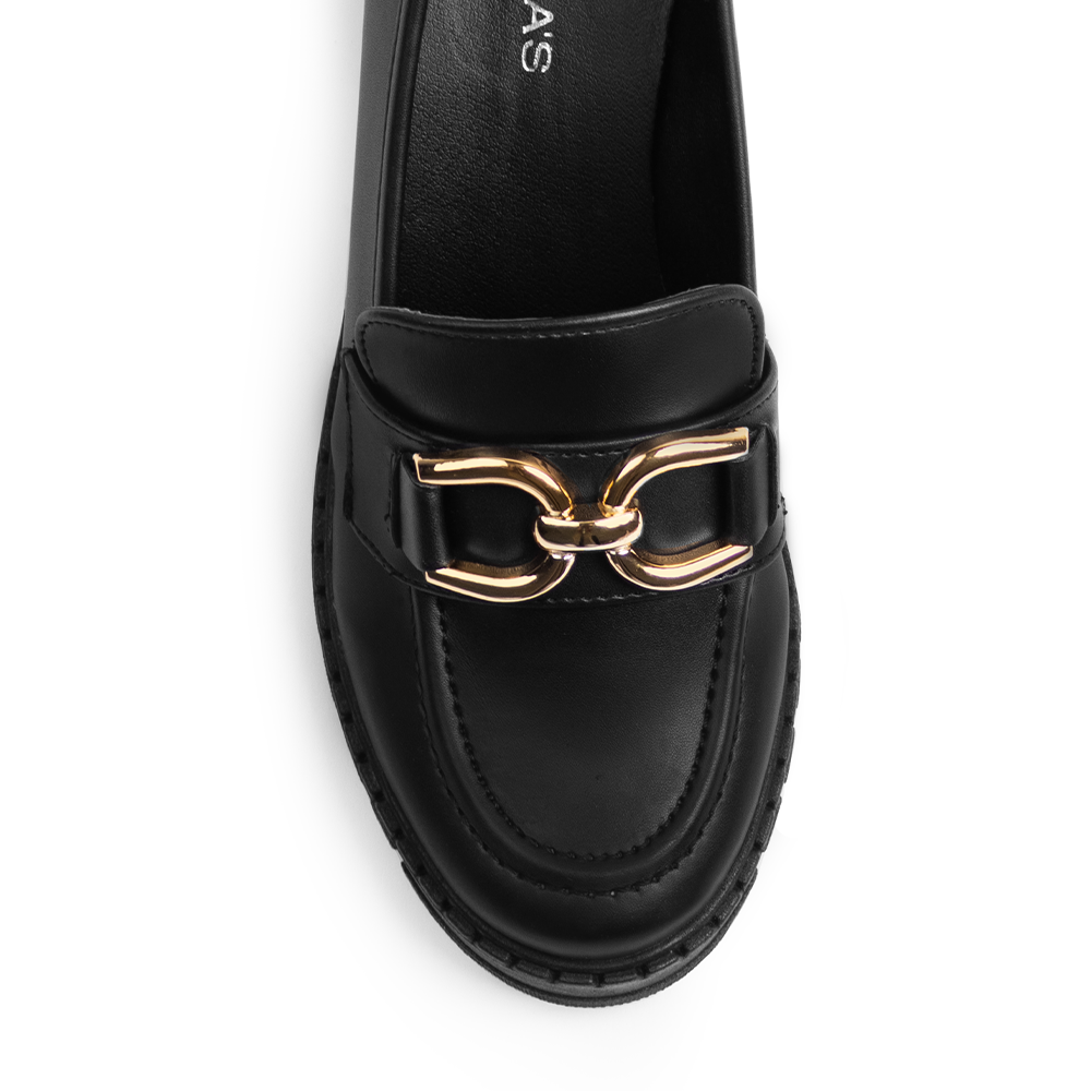Vista del detalle en herraje decorativo del mocasín negro para dama con punta redonda y plataforma chunky tipo track