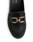 Vista del detalle en herraje decorativo del mocasín negro para dama con punta redonda y plataforma chunky tipo track