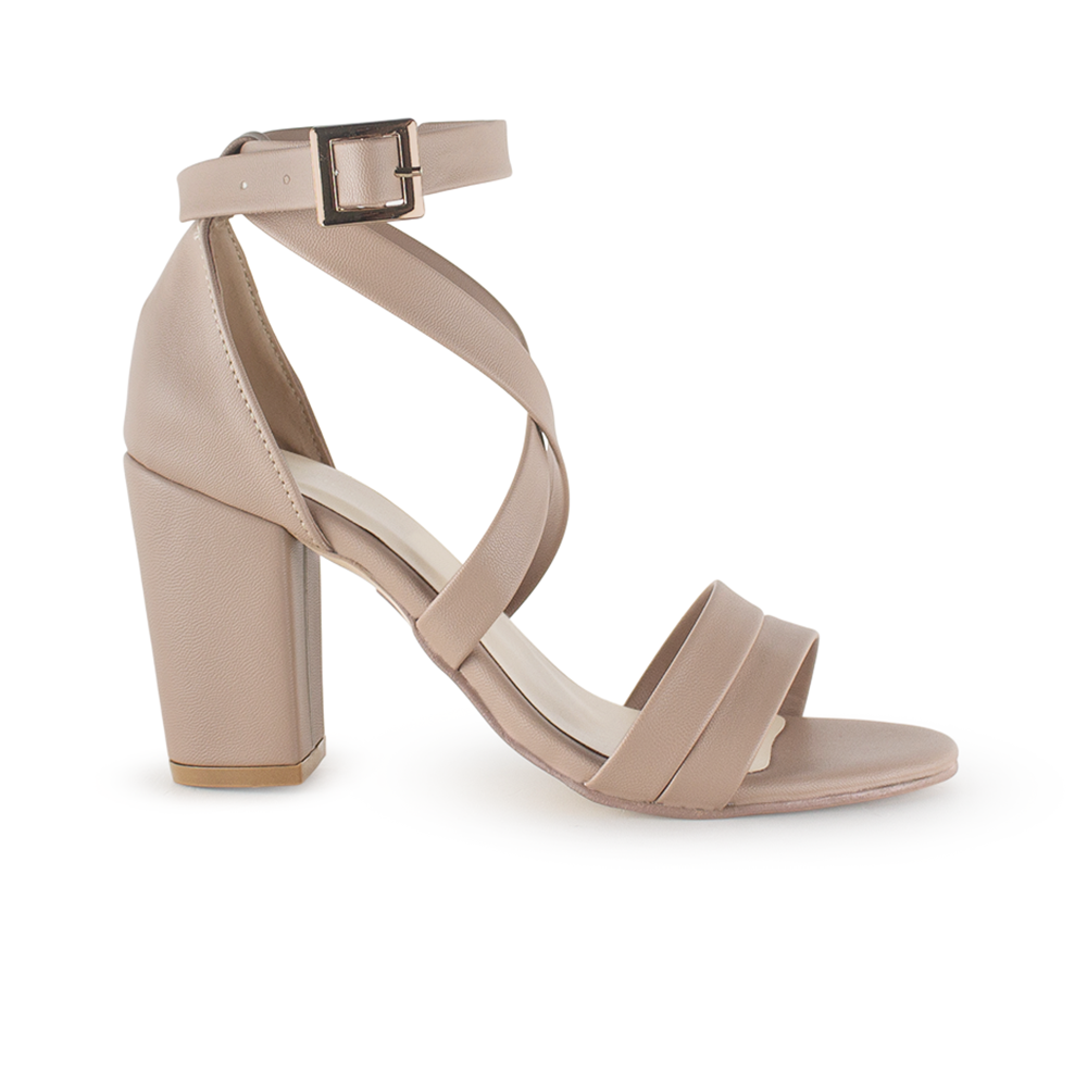 Vista lateral de zapatilla para mujer con tiras cruzadas, hebilla ajustable y tacón medio de 8cm en color maquillaje