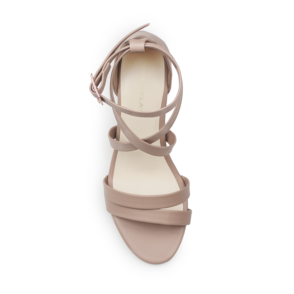 Vista superior de zapatilla maquillaje para mujer con hebilla ajustable