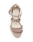 Vista superior de zapatilla maquillaje para mujer con hebilla ajustable