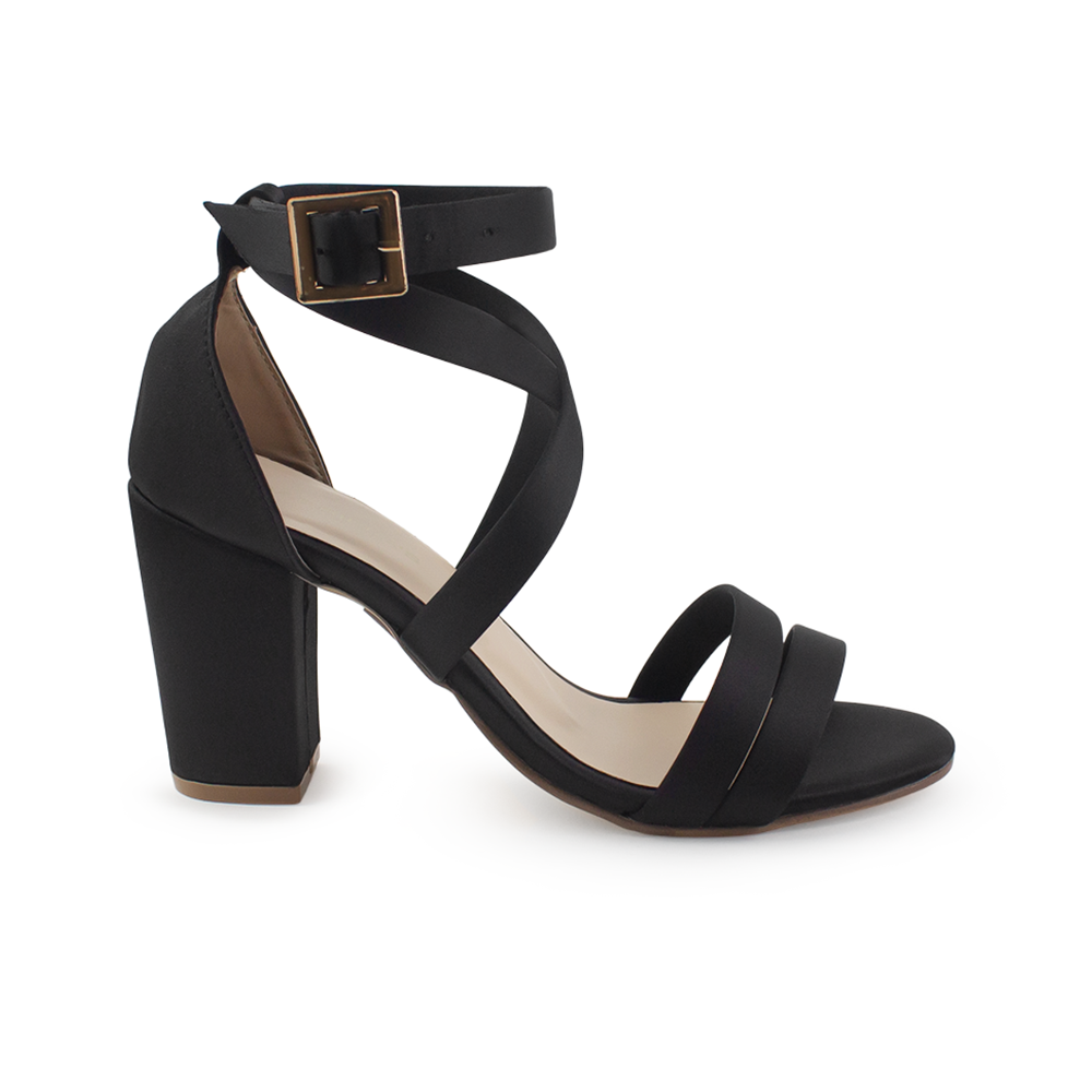 Vista lateral de zapatilla para mujer con tiras cruzadas, hebilla ajustable y tacón medio de 8cm en color negro