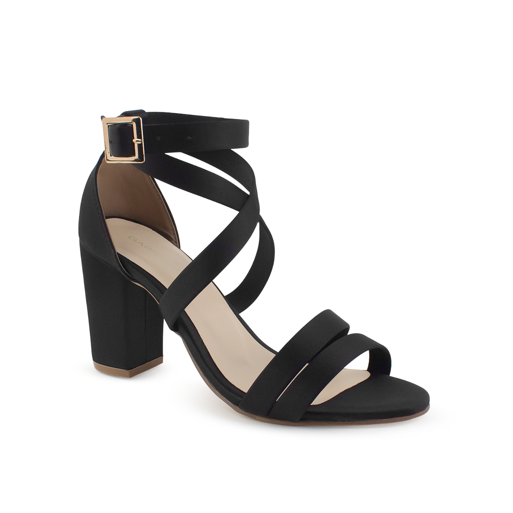 Vista diagonal de zapatilla negra con tiras cruzadas y tacón tipo bloque para mujer