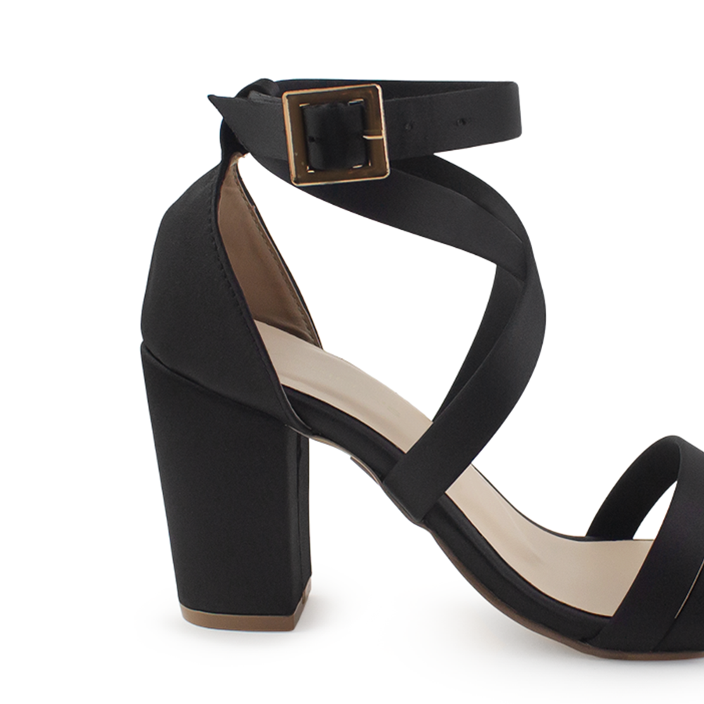 Vista trasera de tacón tipo bloque de 8cm en zapatilla para mujer con pulsera en color negro